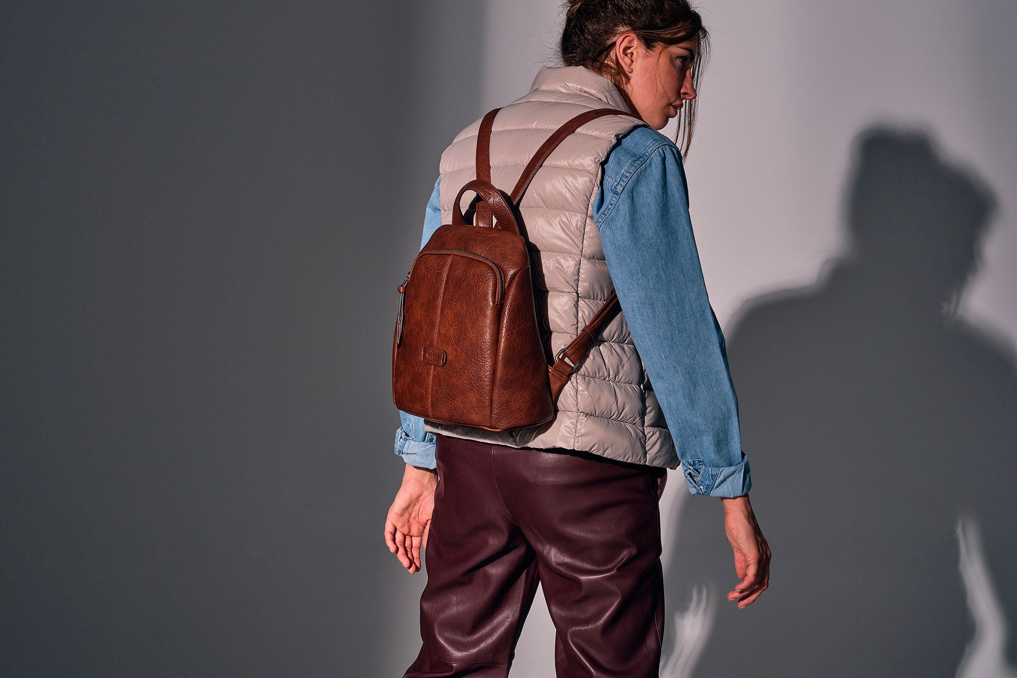 Mochila color cuero para mujer. Diseñada en España.