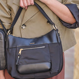BOLSO DE HOMBRO CON BANDOLERA, SERIE BERJA. 26.5x24x13 CM