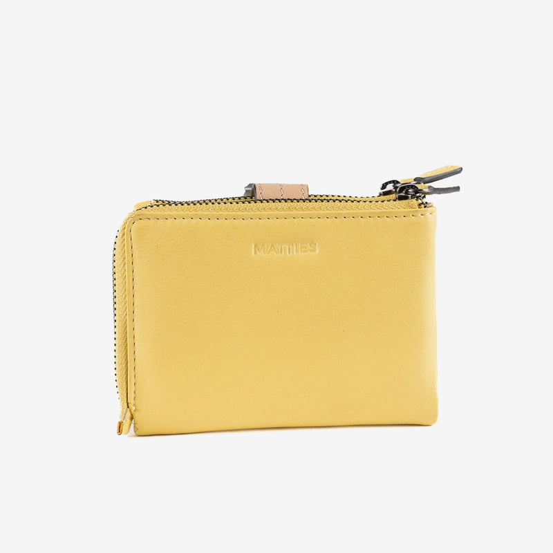 Billetero de piel para mujer, color amarillo, Serie strap leather. 12x09 cm