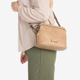 BOLSO DE MUJER, COLOR CAMEL-V, SERIE NEW CLASSIC. 22x16x10 CM