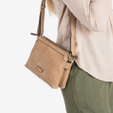 BOLSO DE MUJER, COLOR CAMEL-V, SERIE NEW CLASSIC. 24x16x07 CM