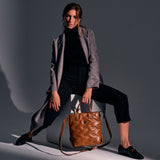 Bolso de mano con bandolera, color taupe, Serie Chilwa. 28x29x14 cm