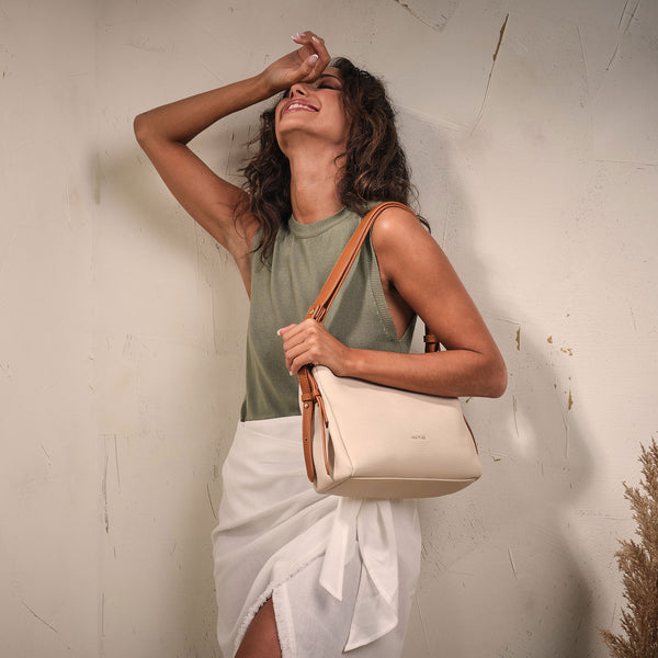 Shoulder bag, off white color, Collection gili. 24x19x10.5 cm