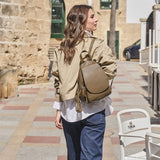 Mochila para mujer, color caqui, Serie reunion. 24x30x12 cm