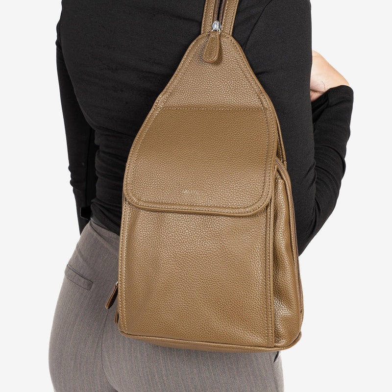 MOCHILA DE MUJER, SERIE REUNION. 26x27x12 cm