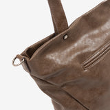 BOLSO SHOPPER CON CREMALLERA, COLOR CAQUI, SERIE FRESNO. 33x28x13.5 cm