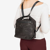 BOLSO DE HOMBRO CONVERTIBLE EN MOCHILA, COLOR NEGRO, SERIE ALISO. 27x26x13 cm