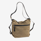 BOLSO DE HOMBRO CONVERTIBLE EN MOCHILA, COLOR VERDE, SERIE ALISO. 27x26x13 cm