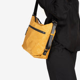 BOLSO DE HOMBRO CONVERTIBLE EN MOCHILA, COLOR MOSTAZA, SERIE ALISO. 27x26x13 cm