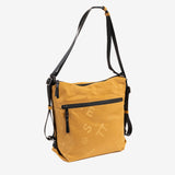 BOLSO DE HOMBRO CONVERTIBLE EN MOCHILA, COLOR MOSTAZA, SERIE ALISO. 27x26x13 cm