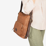 BOLSO DE HOMBRO CONVERTIBLE EN MOCHILA, COLOR CUERO, SERIE OLMO. 29.5x30x10 cm