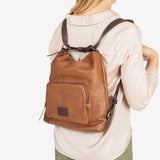 BOLSO DE HOMBRO CONVERTIBLE EN MOCHILA, COLOR CUERO, SERIE OLMO. 29.5x30x10 cm