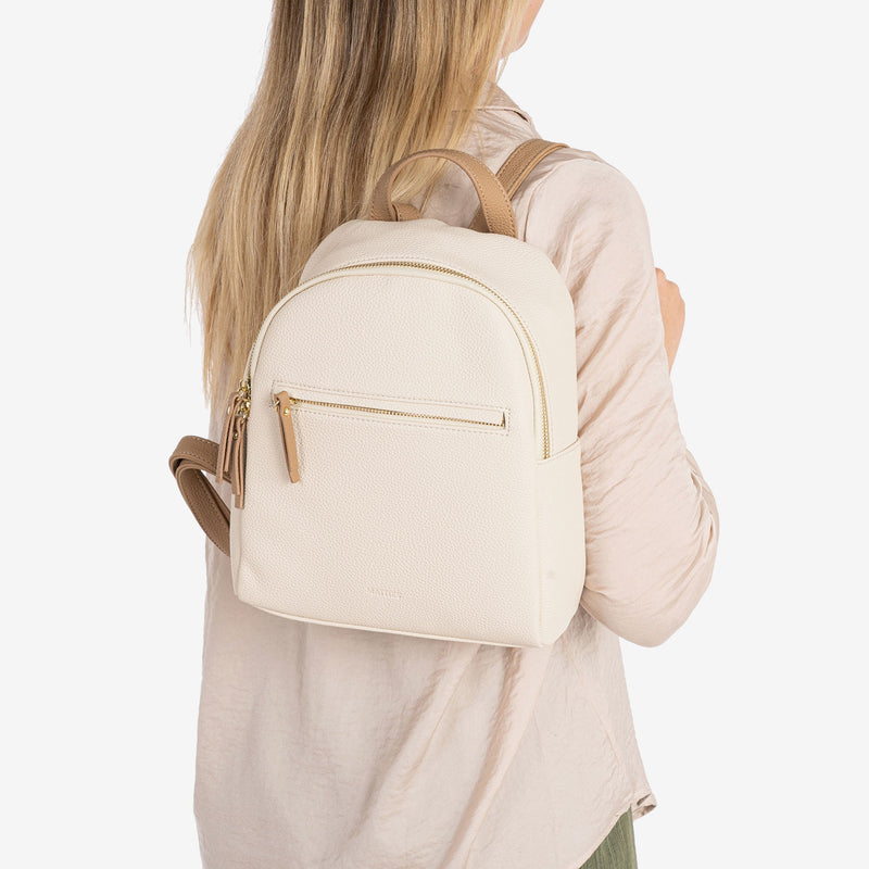 WOMEN'S BACKPACK, BEIGE COLOR, ADRA SERIES. 22.5x27.5x10 CM