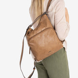 BOLSO DE HOMBRO CONVERTIBLE EN MOCHILA, COLOR CAMEL, SERIE ALMERIA. 25x30x10.5 CM