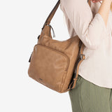 BOLSO DE HOMBRO CONVERTIBLE EN MOCHILA, COLOR CAMEL, SERIE ALMERIA. 25x30x10.5 CM