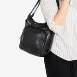 BOLSO DE HOMBRO CONVERTIBLE EN MOCHILA, COLOR NEGRO, SERIE ALMERIA. 25x30x10.5 CM