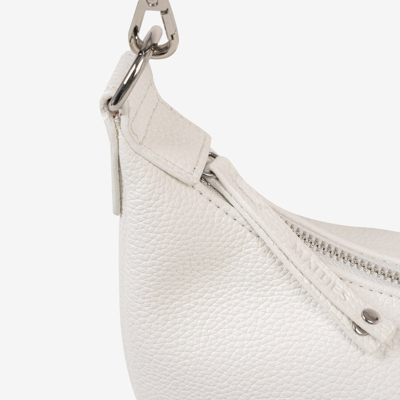 BOLSO DE HOMBRO CON BANDOLERA, COLOR BLANCO, SERIE BEIRES. 24.5x14x4.5 CM