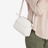 BOLSO DE MUJER, COLOR BLANCO, SERIE BEIRES. 21x14.5x08 CM