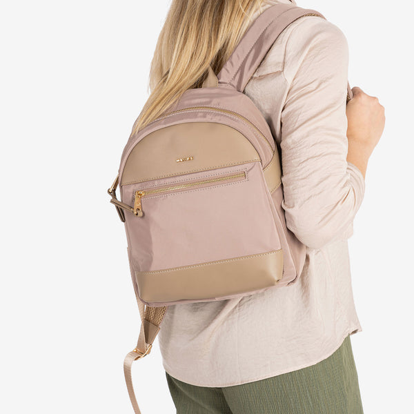 WOMEN'S BACKPACK, CAMEL COLOR, BERJA SERIES. 25x31x11 CM