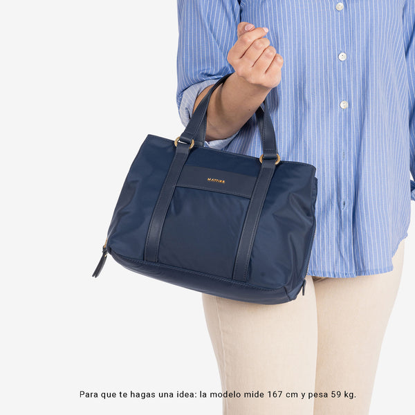BOLSO DE MANO CON BANDOLERA, COLOR AZUL, SERIE BERJA. 27x19x15 CM