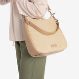 BOLSO DE HOMBRO CON BANDOLERA, COLOR CAMEL, SERIE NIJAR. 32x30x11 CM