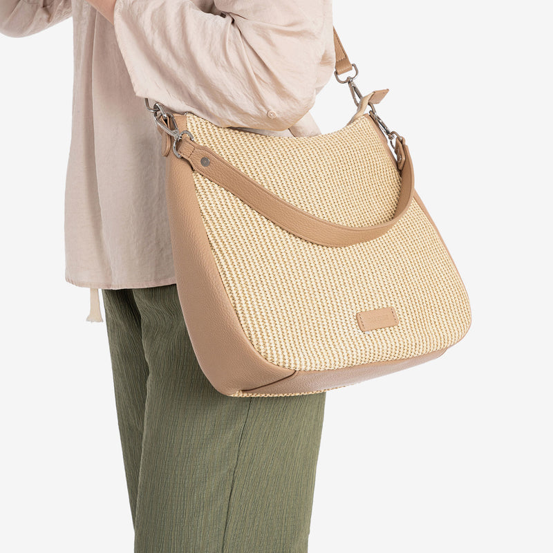 BOLSO DE HOMBRO CON BANDOLERA, COLOR CAMEL, SERIE NIJAR. 32x30x11 CM