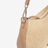 BOLSO DE HOMBRO CON BANDOLERA, COLOR CAMEL, SERIE NIJAR. 31x25x08 CM