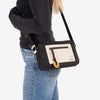 Bolso bandolera, color negro, Serie core. 22x15x07 cm