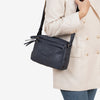 Bolso bandolera, color azul-v, Serie Classic. 24x17x8 cm