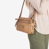 Bolso bandolera, color camel-v, Serie Classic. 24x17x8 cm