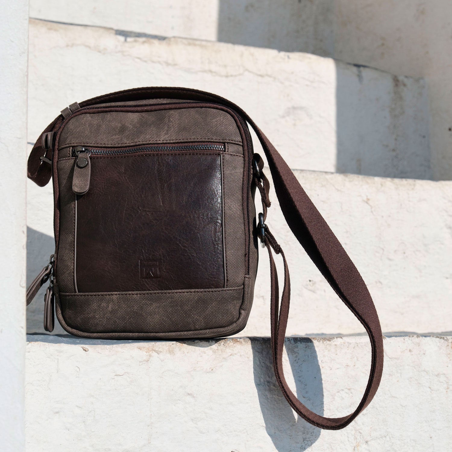 Bolso bandolera para hombre, color marrón, Colección canvas. 19x24 cm