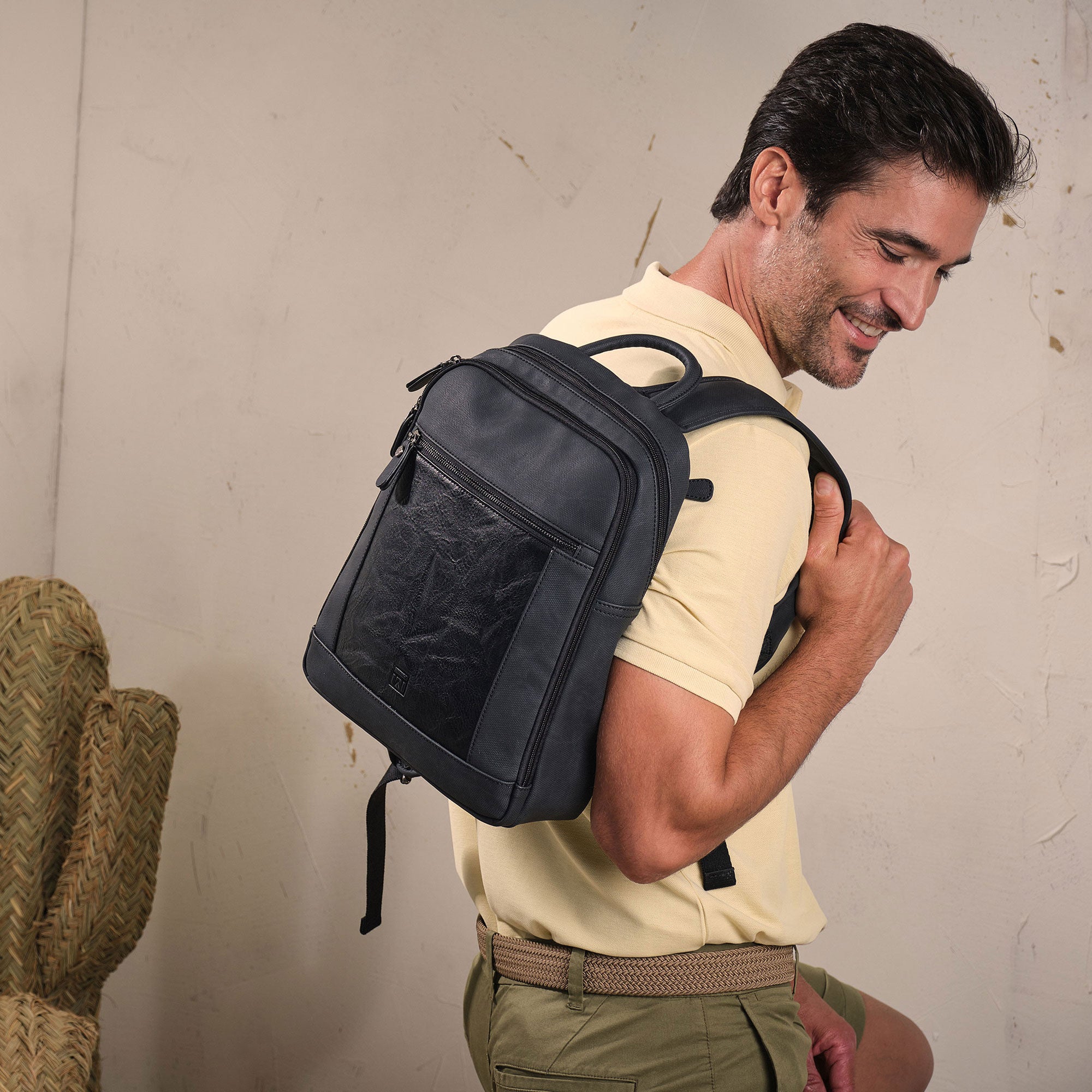 Mochila para hombre, color negro, Colección canvas. 27x36x9 cm