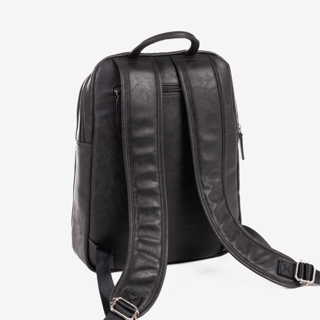 Mochila para hombre, color café, Colección juvenil. 27x36x09 cm