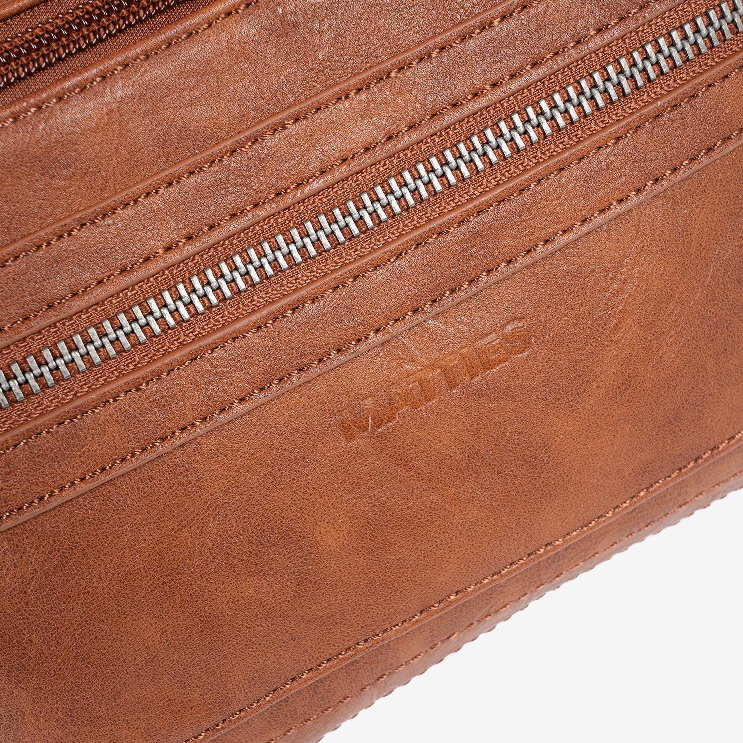 Riñonera para hombre, color cuero, Colección juvenil. 28x15.5 cm