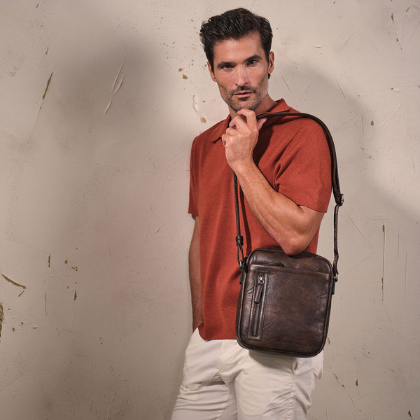 Man's cross body bag, brown color, Collection verota. 17x22 cm