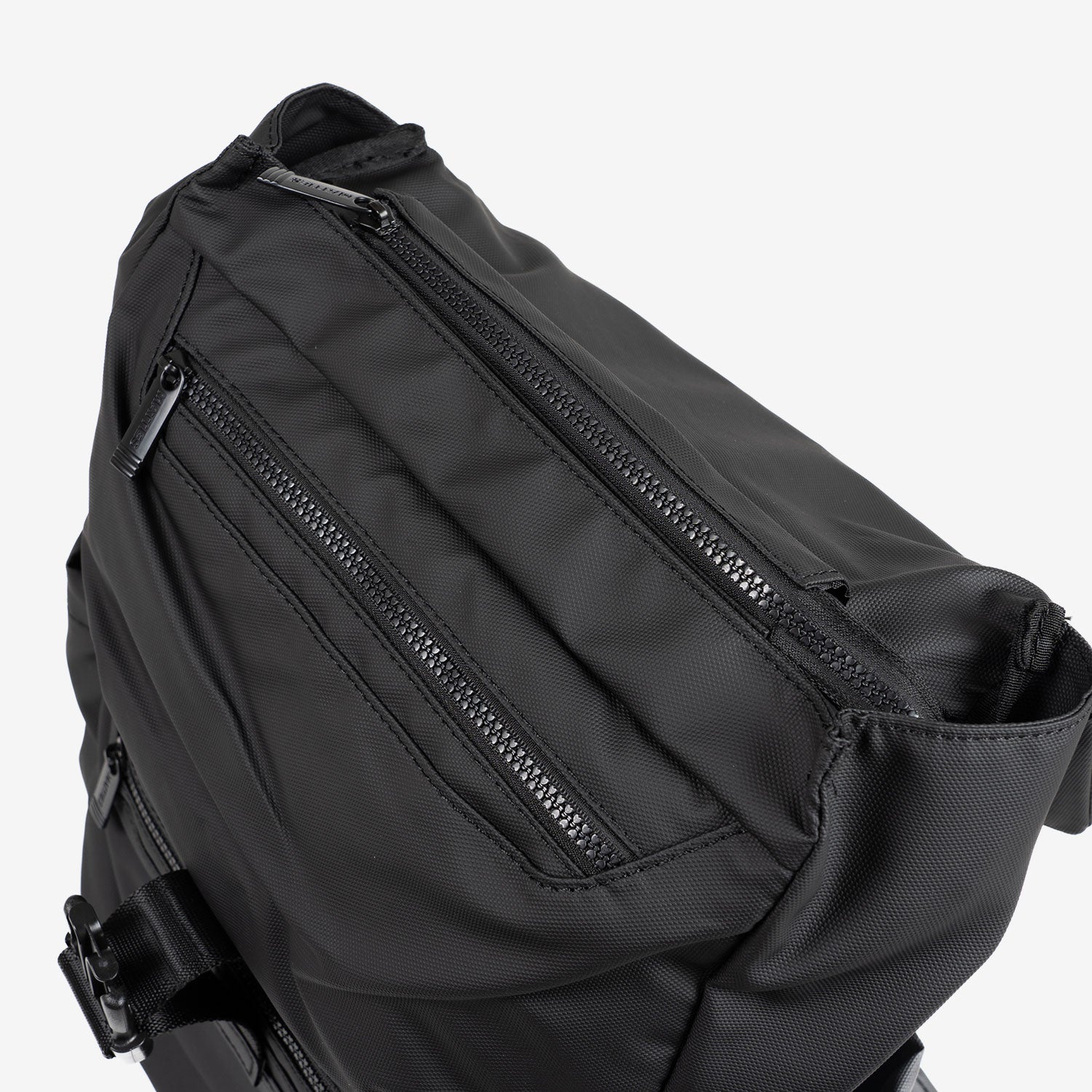MOCHILA PARA HOMBRE, COLECCIÓN COATED NYLON. 30x42x15 cm