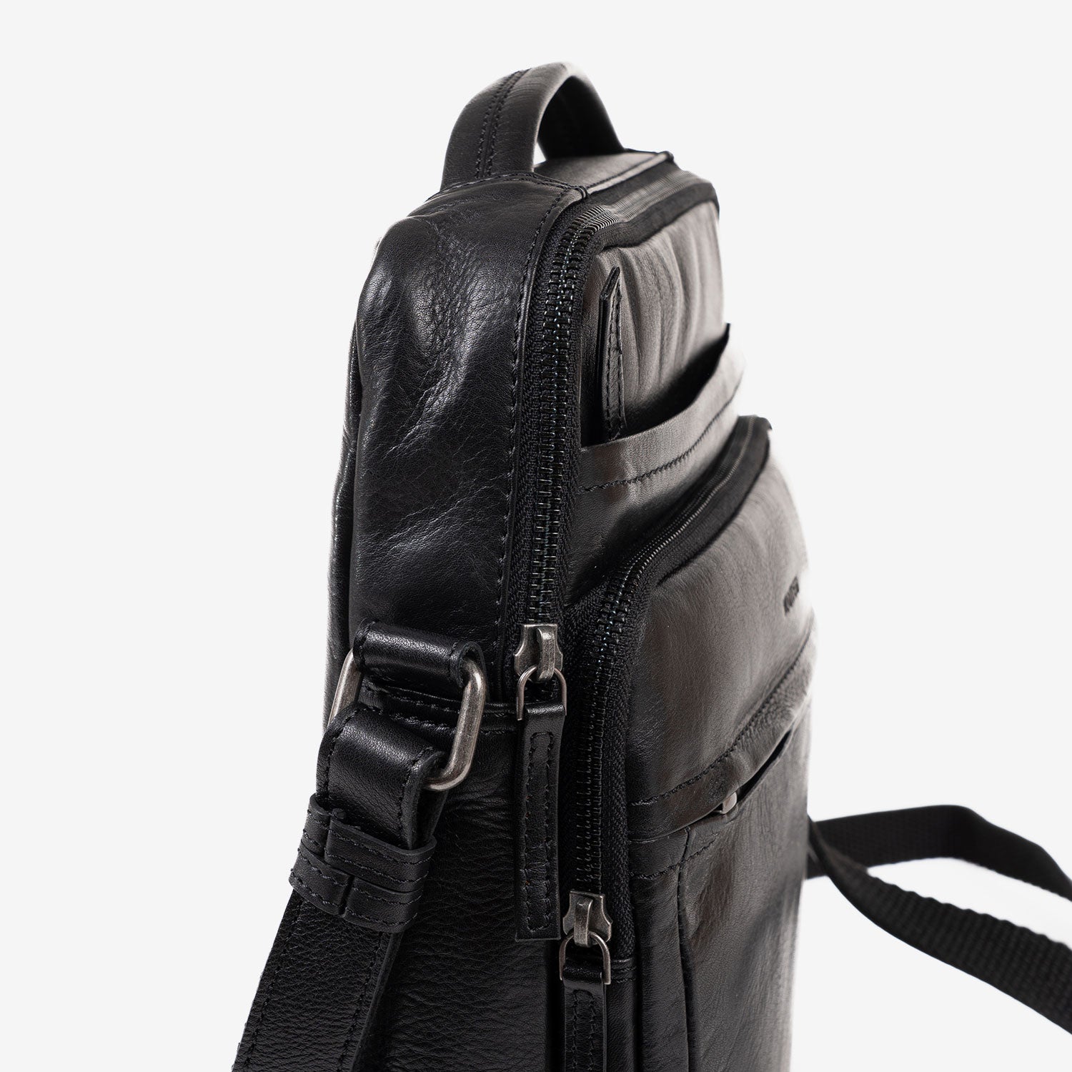 BOLSO BANDOLERA PARA HOMBRE, COLOR Negro, COLECCIÓN COW SILKY/LEATHER. 24x30 cm