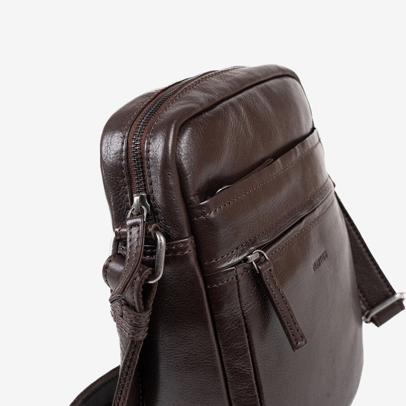 BOLSO BANDOLERA PARA HOMBRE, COLOR Marrón, COLECCIÓN COW SILKY/LEATHER. 21x26.5x5.5 cm