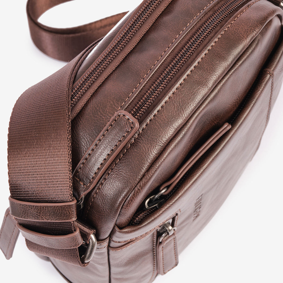 Bolso bandolera para hombre, Serie Juvenil. 17x22 cm