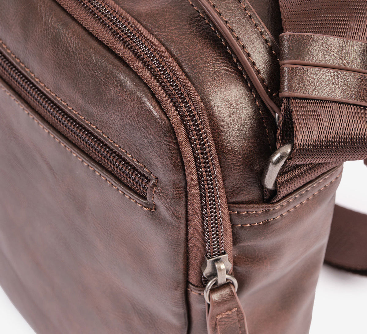 Bolso bandolera para hombre, Serie Juvenil. 17x22 cm
