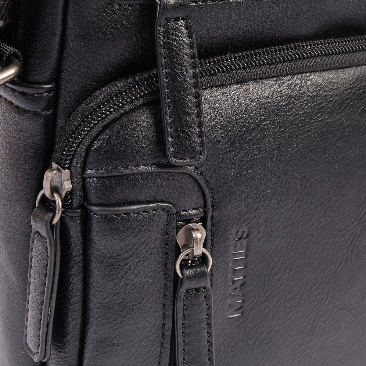 Bolso bandolera para hombre, Serie Juvenil. 19x24x7.5 cm