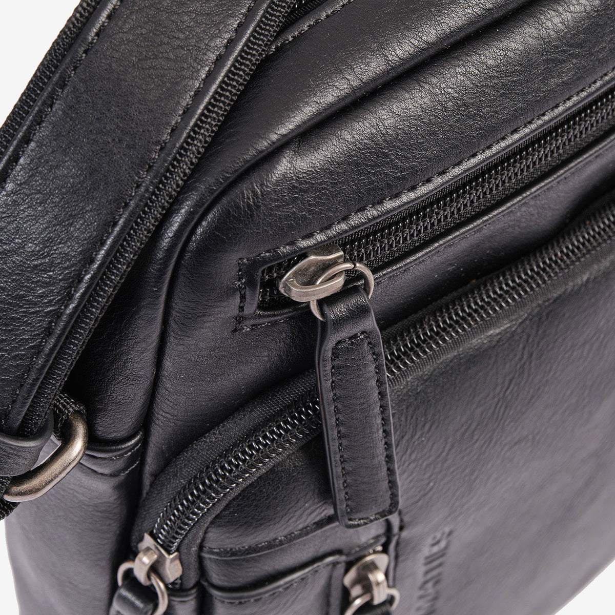 Bolso bandolera para hombre, Serie Juvenil. 19x24x7.5 cm