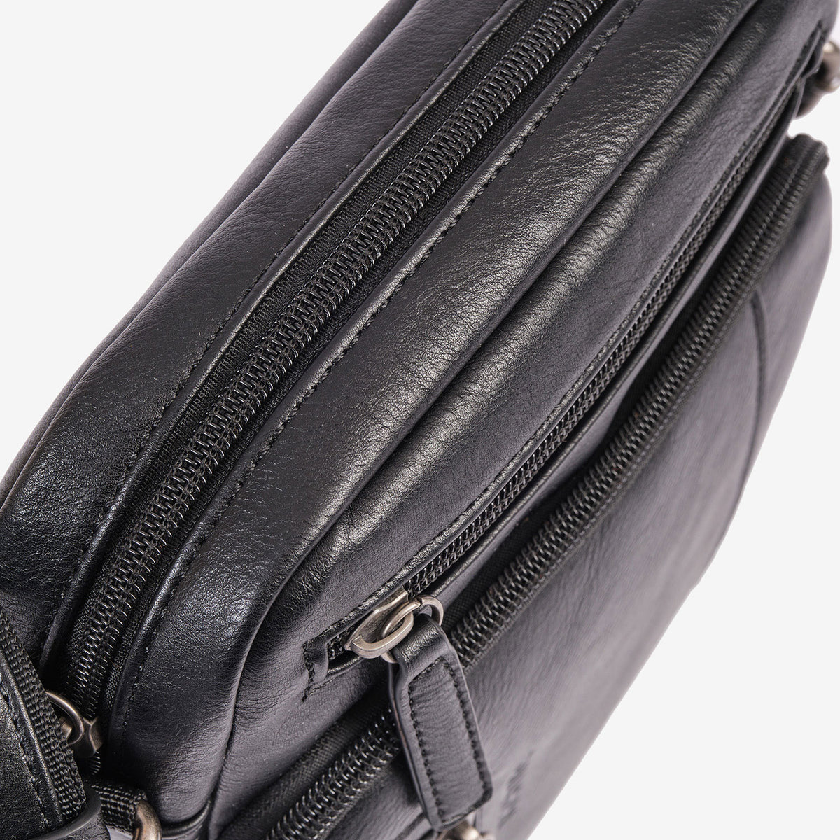 Bolso bandolera para hombre, Serie Juvenil. 19x24x7.5 cm