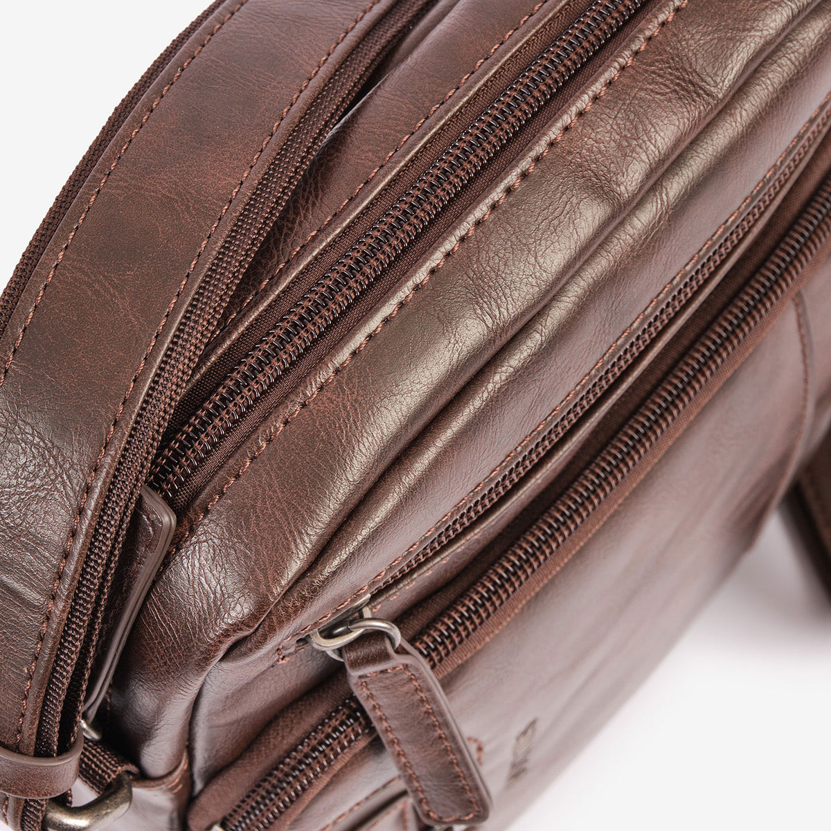 Bolso bandolera para hombre, Serie Juvenil. 19x24x7.5 cm