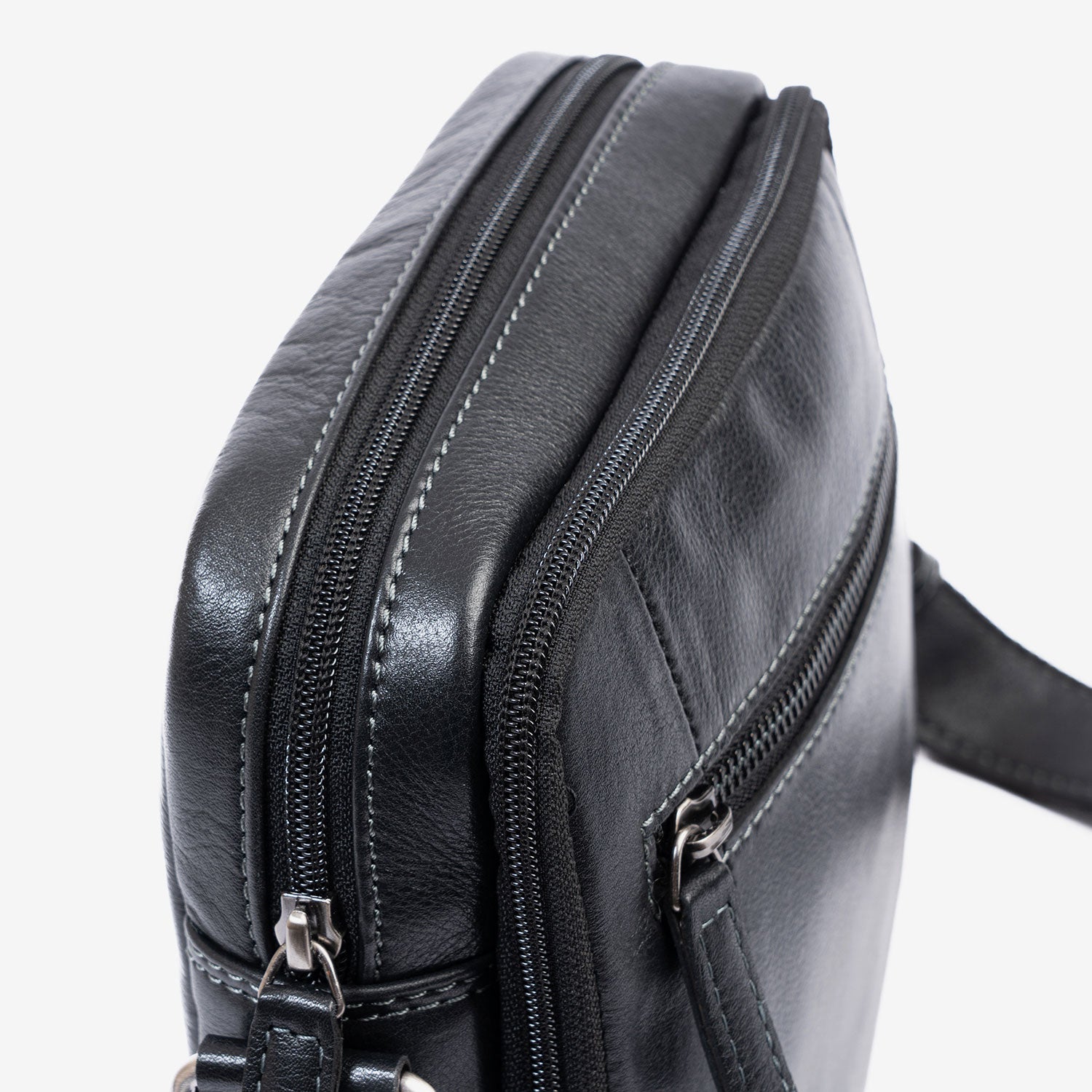 Bolso bandolera para hombre , color negro, Serie Pioneer Leather. 18x21 cm