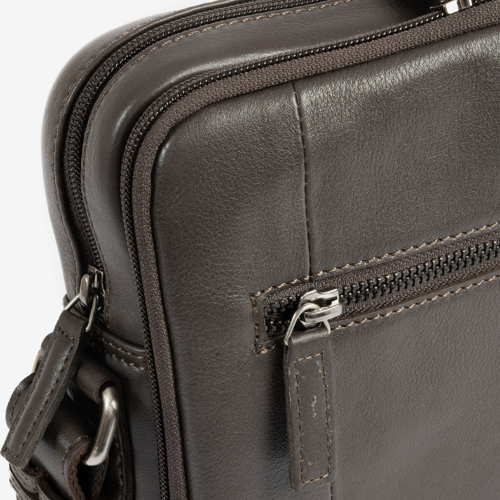 Bolso bandolera para hombre , Serie Pioneer Leather. 19x25 cm