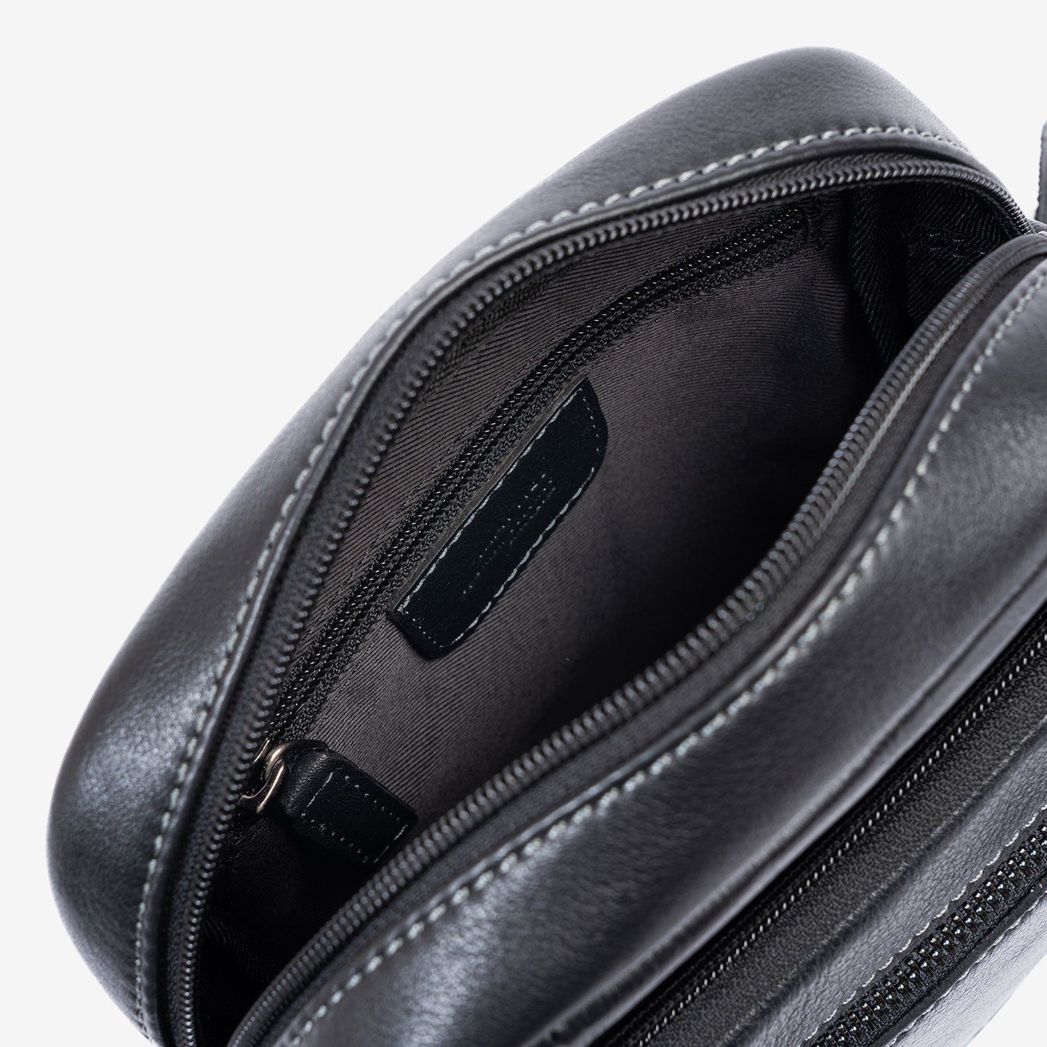 Bolso bandolera para hombre , color negro, Serie Pioneer Leather. 16x19 cm