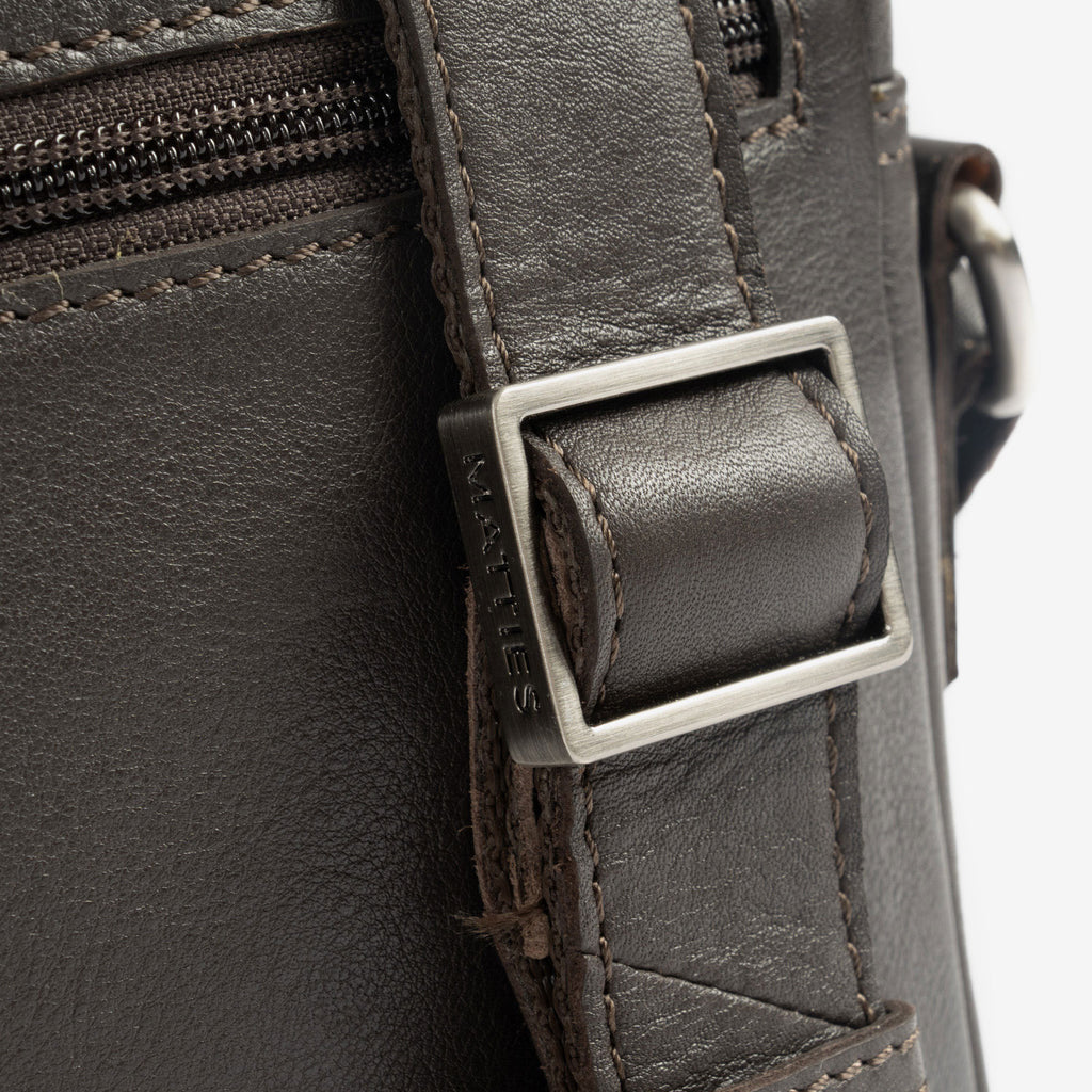 Bolso bandolera para hombre , Serie Pioneer Leather. 16x19 cm