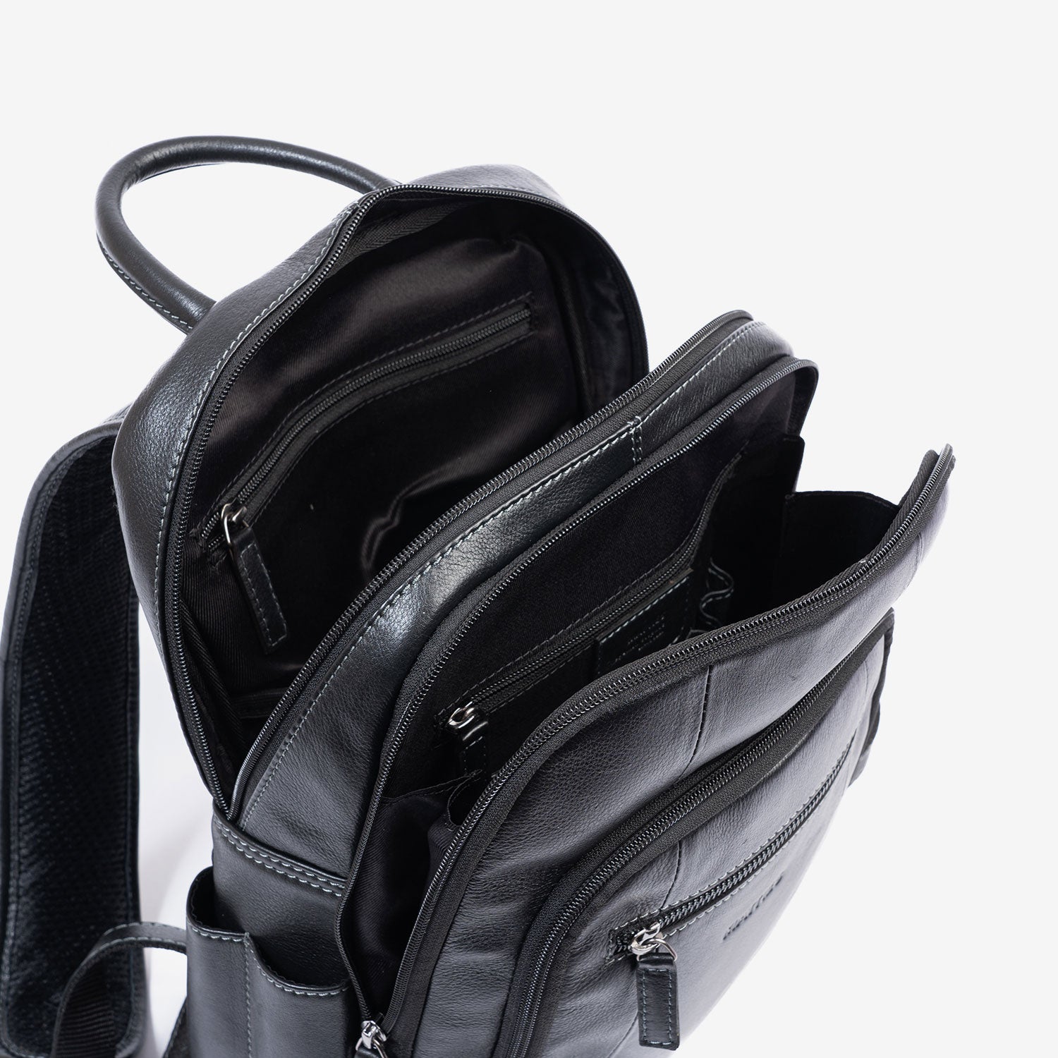 Mochila para hombre , color negro, Serie Pioneer Leather. 27x36x09 cm