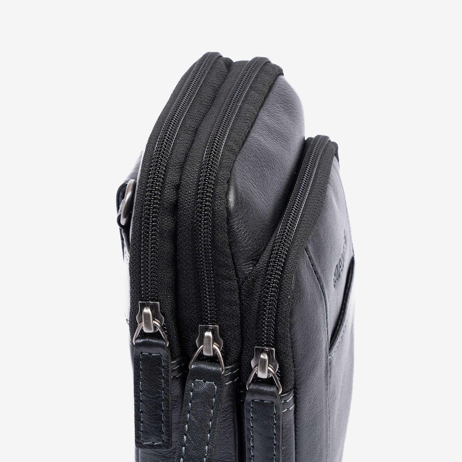 Bolso bandolera para hombre , color negro, Serie Pioneer Leather. 11x19 cm